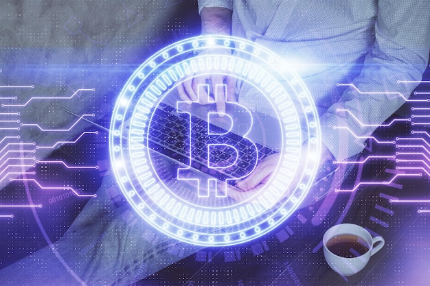 Holograma de tema de moneda criptográfica con un hombre de negocios que trabaja en una computadora en segundo plano Concepto de cadena de bloques Doble exposición