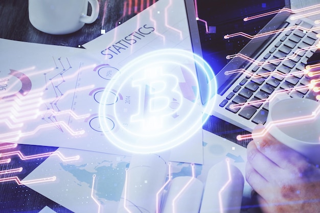 Holograma de tema de moneda criptográfica con un hombre de negocios que trabaja en una computadora en segundo plano Concepto de cadena de bloques Doble exposición