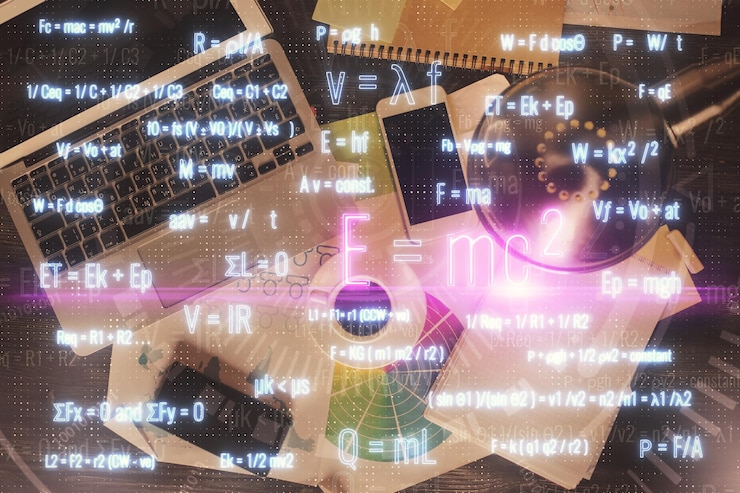 Foto holograma temático de física y matemáticas con dibujos de fórmulas sobre computadora en el fondo del escritorio vista superior concepto de educación de exposición múltiple