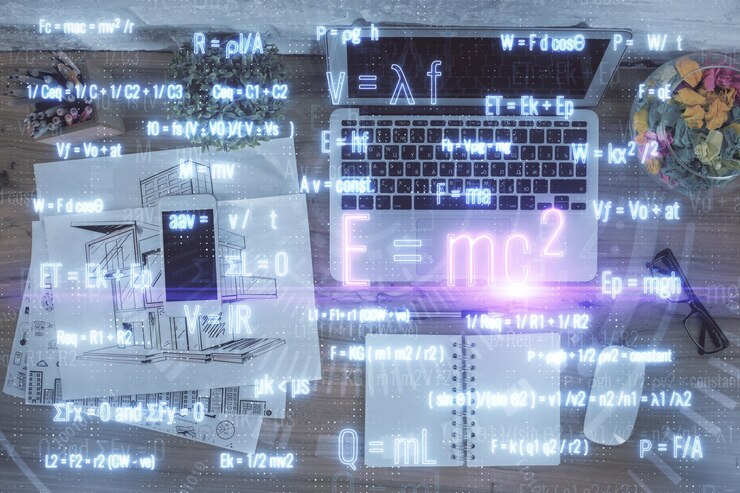 Foto holograma temático de física y matemáticas con dibujos de fórmulas sobre computadora en el fondo del escritorio vista superior concepto de educación de exposición múltiple