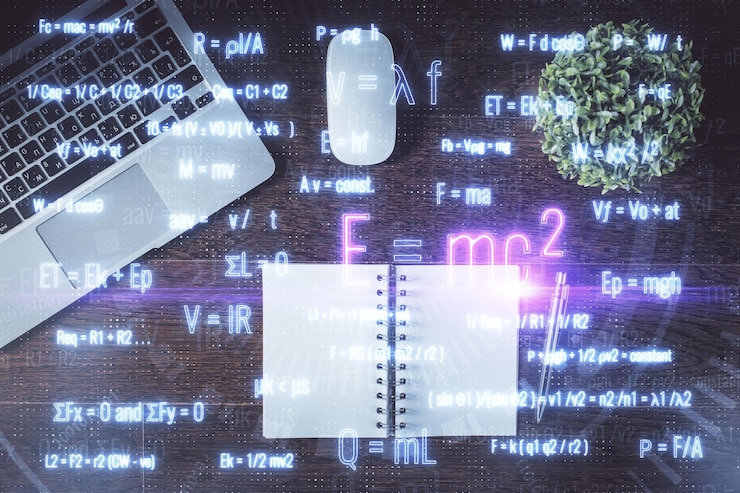 Foto holograma temático de física y matemáticas con dibujos de fórmulas sobre computadora en el fondo del escritorio vista superior concepto de educación de exposición múltiple