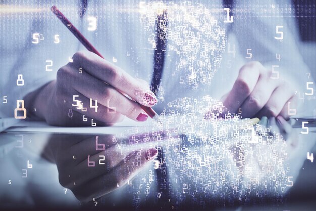 Holograma temático de tecnología sobre manos de mujeres tomando notas de fondo Concepto de Tecnología Doble exposición