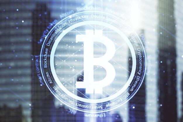 Holograma virtual de Bitcoin en el fondo de los edificios de oficinas Multiexposición
