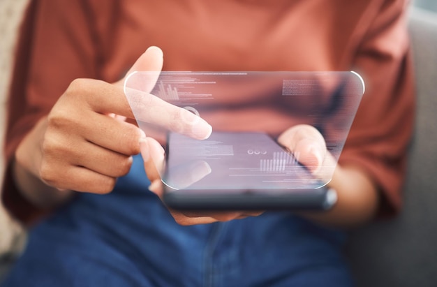 Hologramas de manos y teléfonos inteligentes para UI gráficos futuristas e innovación para tablero de finanzas teléfono móvil de primer plano y UX holográfico para futuras aplicaciones de análisis y software o interfaz de algoritmo de IA