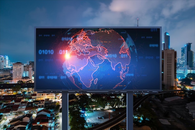 Hologramm der Erdplanetenkarte auf Plakatwand über Nacht Panorama Stadtbild von Kuala Lumpur Malaysia Asien Das Konzept internationaler Unternehmen in KL Globe