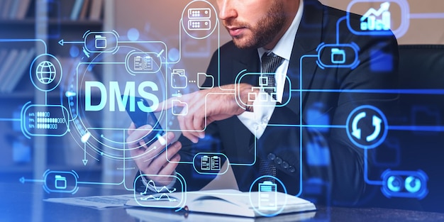 Hologramm des Geschäftsmann-Fingernotentelefon-Dokumentenverwaltungssystems