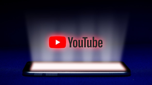 Hologramm des Youtube-Logos. Hologramm youtube Logo Bild auf blauem Hintergrund.