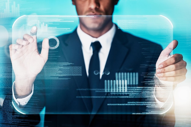 Hologramm-Geschäftsmann und digitales Tablet für die Finanzplanung und den Handel mit Börsengewinn- und Wachstumsanalysen Hände Doppelbelichtung und Mann mit digitalen Finanzdiagrammdaten und Investitionen