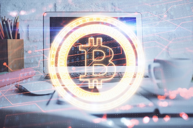 Hologramm und Tabelle mit Computer-Hintergrund Konzept der Bitcoin-Kryptowährung