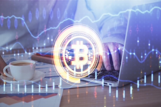 Hologramm zum Thema Kryptowährung mit Geschäftsmann, der am Computer im Hintergrund arbeitet. Konzept der Blockchain-Doppelbelichtung