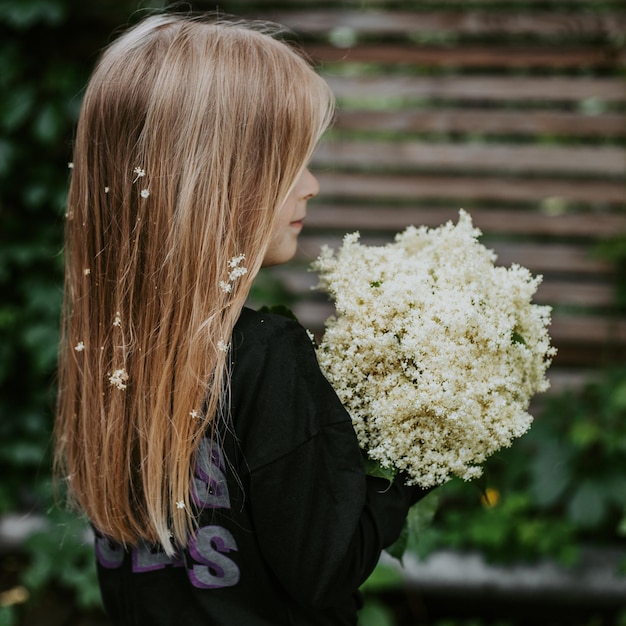 Holunderblüte und andere Kräuter