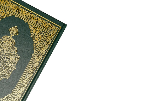 Holy Al Quran arabische Kalligrafie und Rosenkranzperlen oder tasbih grüner schwarzer Hintergrund kopieren Raum