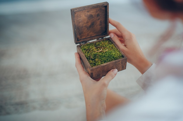 Holz Boho Hochzeit Box und Trauringe