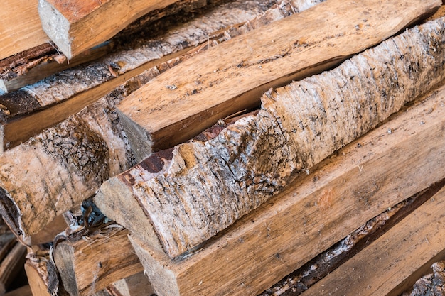 Holz für brennenden Ofen im Landhaus.