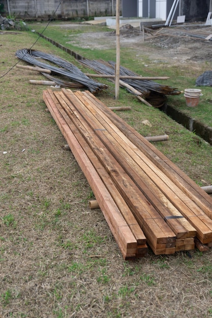 Holz Holzbaumaterial Nahaufnahme große Holzbretter Gestapelte Holzbalken mit quadratischem Querschnitt