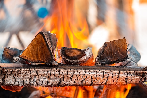 Holz in einem Kohlenbecken verbrennen