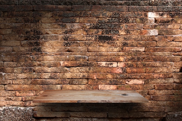 Holz Regal auf alten Mauer Hintergrund