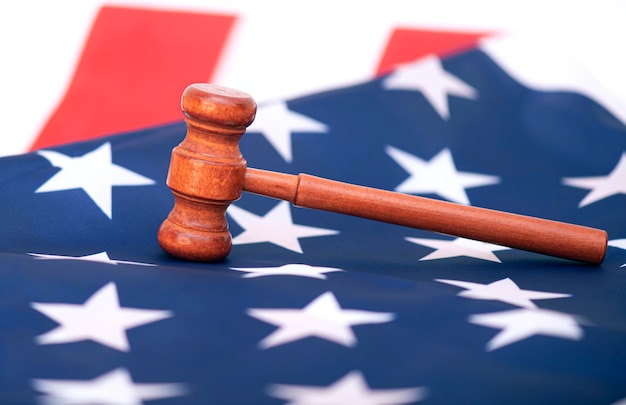 Holz Richter Hammer auf USA Flagge, konzeptionelles Bild über Gericht