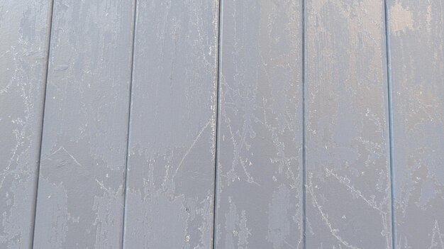 Holz rustikaler grauer Hintergrund mit Schnee-Eis-Fried-Wintertag.