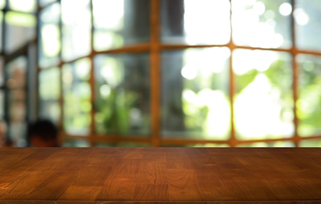 Holz-Tischplatte vor einem abstrakten, verschwommenen Hintergrund Leerer Holz-Tischeplatz für Textmarketing-Promotion leeres Holz-Tischesoberflächen-Kopierraum