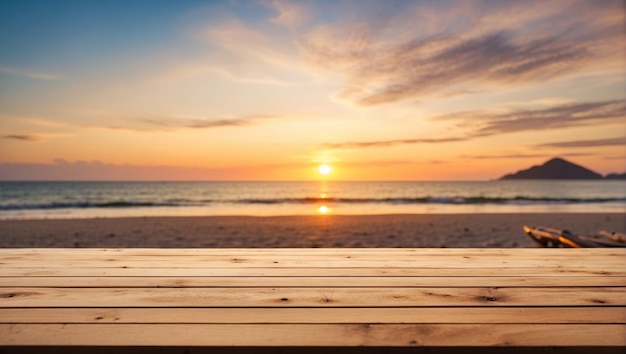 Holz-Tischtoppe auf verschwommenem Zelt Camping-Reise am Nachmittag am Strand mit Sonnenuntergang