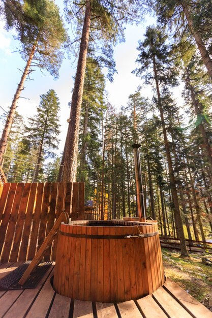 Holzbad im Wald in den Bergen