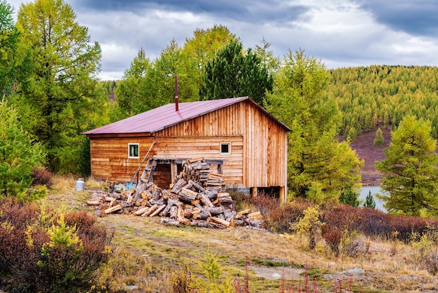 Holzbad mit Brennholzstapel am Uzunkelsee. Bezirk Ulagansky, Republik Altai, Russland