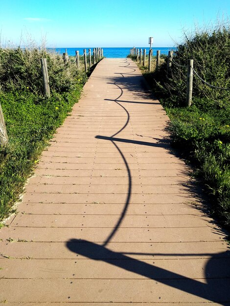 Foto holzbahn zum strand