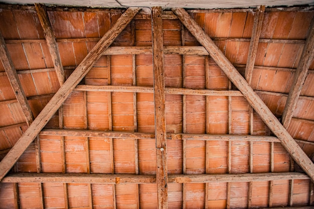 Holzbalken an der Decke eines alten und verlassenen Gebäudes