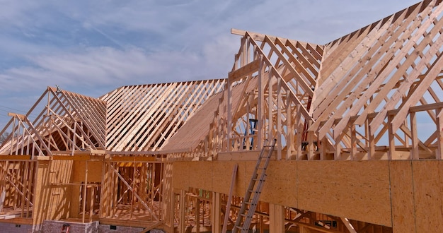 Holzbalken beim Bau des Dachstuhl-Systemhauses
