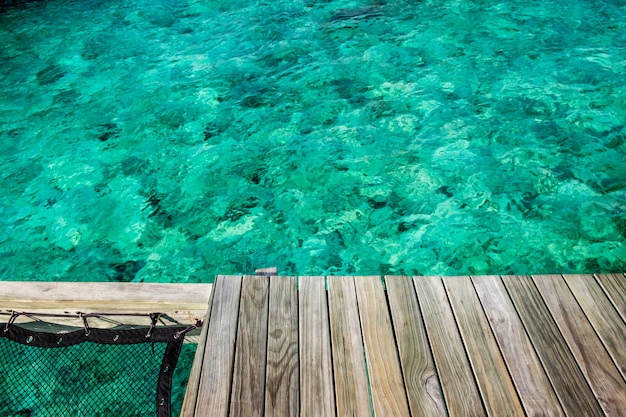 Holzbalkon auf dem wunderschön klaren Meer auf den Malediven