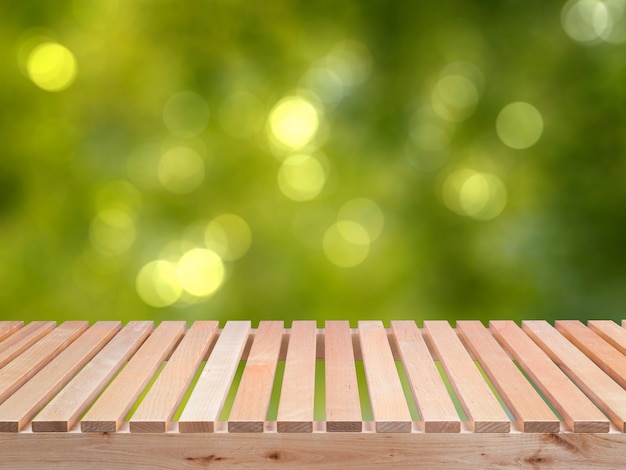 Holzbalkon mit grünem Hintergrund