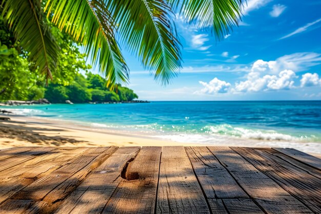 Foto holzbank am strand mit klarem blauem wasser und palmen im hintergrund
