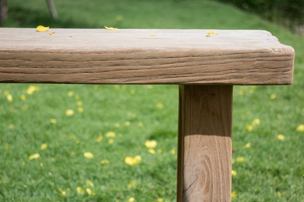 Holzbank im Freien arbeiten im Sommer im Garten