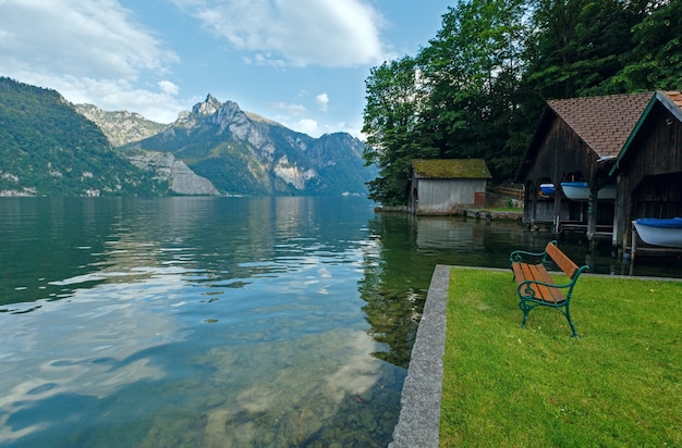 Holzbank in der Nähe von Traunsee Sommersee (Traunkirchen, Österreich)