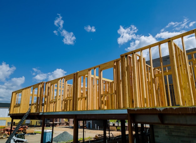 Holzbau rahmenstruktur auf einem neuen entwicklungsrahmen eines neuen hauses im bau