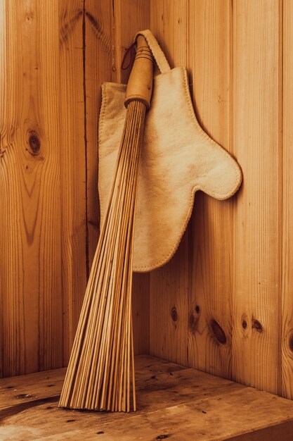 Holzbesen mit dampf in der sauna