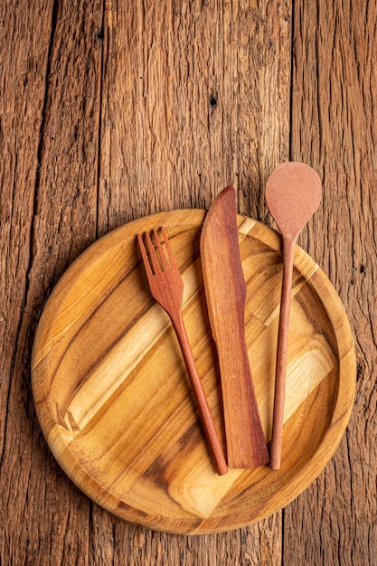 Holzbesteck auf Holztisch