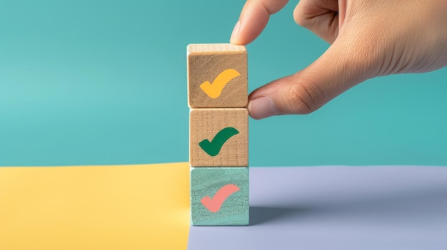 Holzblock in der Hand mit Zeckenmarkierungen gute Rückmeldungen und positive Kundenbewertungen Autismus
