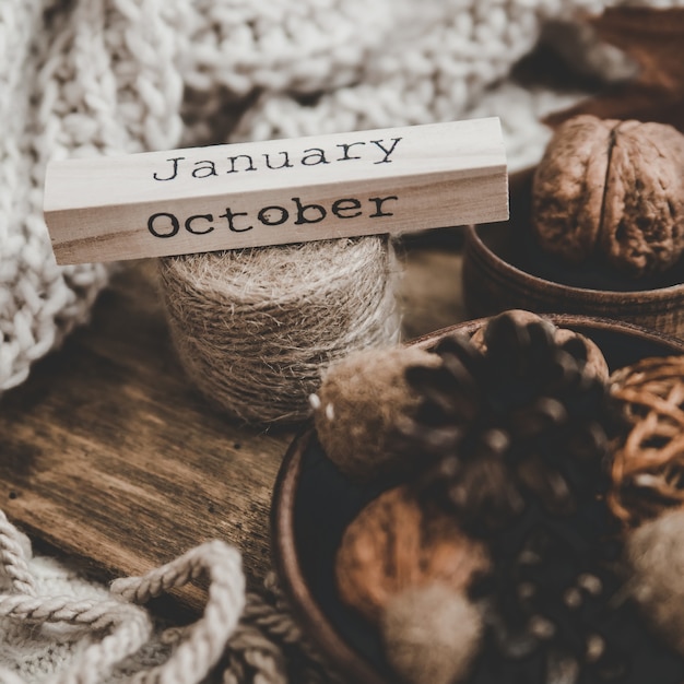 Holzblock mit der Aufschrift Oktober im Herbstthema