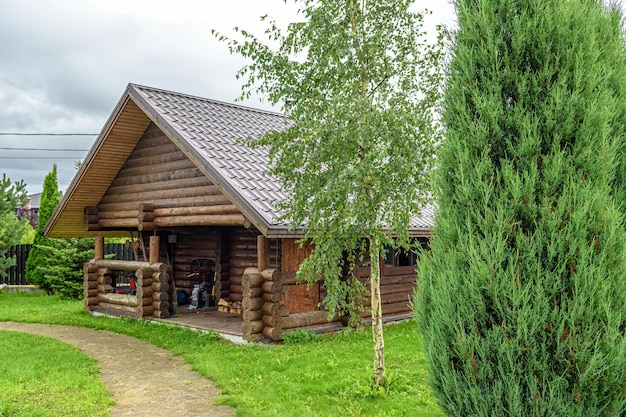 Holzblockhaus auf einem Landgrundstück.