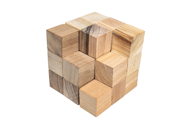 Holzblockpuzzle isoliert auf weißem Hintergrund