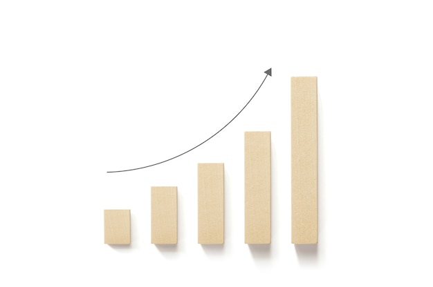 Foto holzblöcke erhöhen sich mit einem nach oben zeigenden pfeil und weißem hintergrund