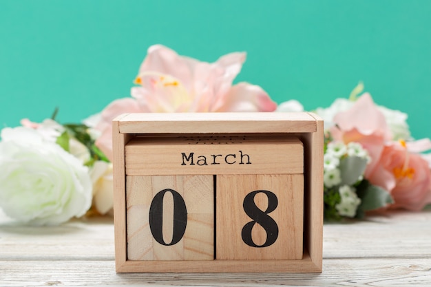 Foto holzblöcke in box mit datum, tag und monat 8. märz. holzklötze kalender