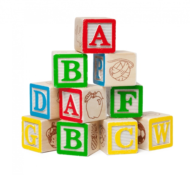 Holzblöcke mit dem Alphabet auf weißem Hintergrund