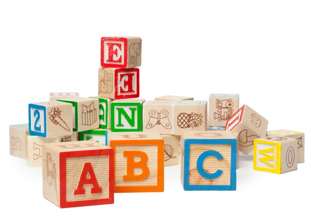 Holzblöcke mit dem Alphabet auf weißem Hintergrund
