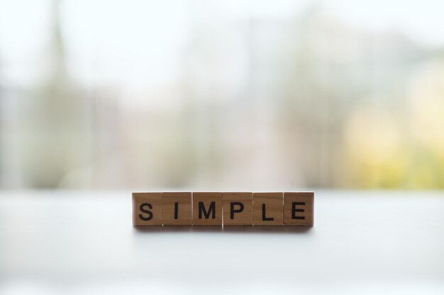 Holzblöcke mit dem Wort SIMPLE für Einfachheit und Minimalismuskonzept