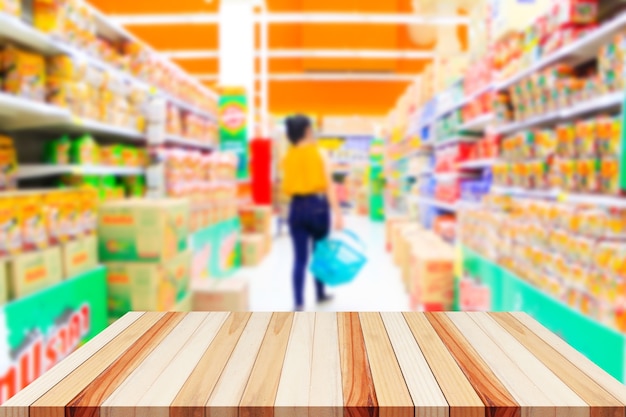 Holzboden auf Supermarkt-Unschärfe-Hintergrund Produktanzeige