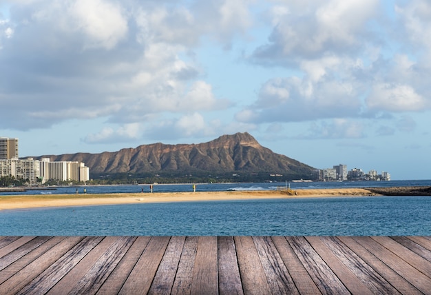 Holzboden mit Hawaii-Strandhintergrund