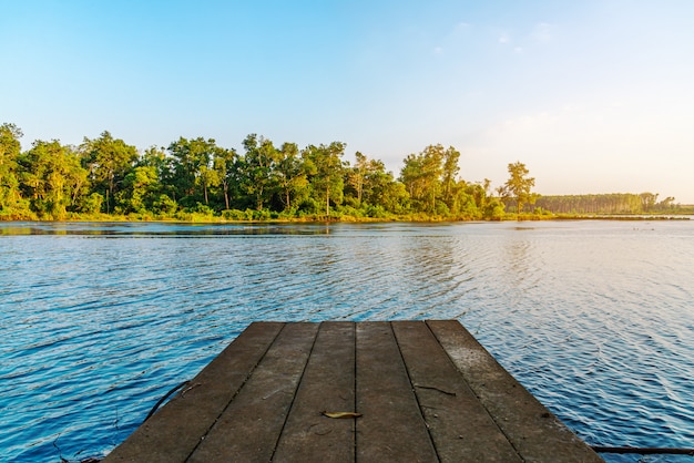 Holzboden oben auf blauem Fluss und blauem Himmel